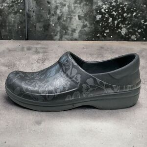 CROCS Neria Pro II Graphic Rose Slip Resistant Clog Black Floral Women's Size 9